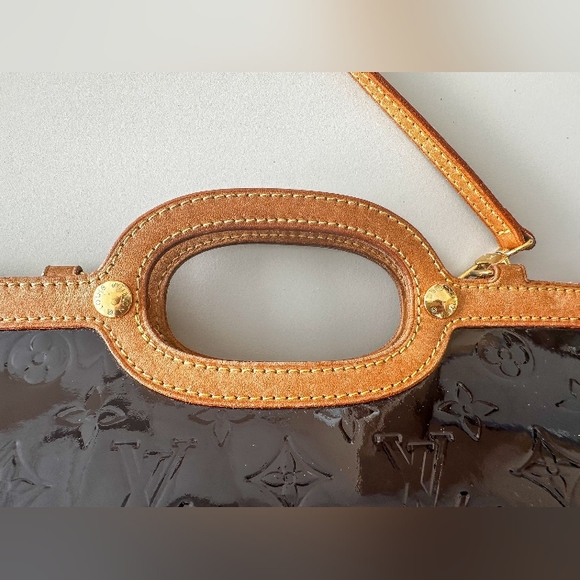 Luxurious Louis Vuitton Amarante Monogram Vernis Roxbury Drive Bag - Picture 3 of 8